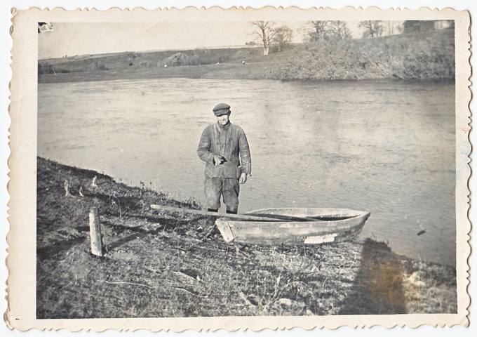 Emilijos Mikalajūnaitės-Anilionienės tėvas Jonas ruošiasi žvejybai